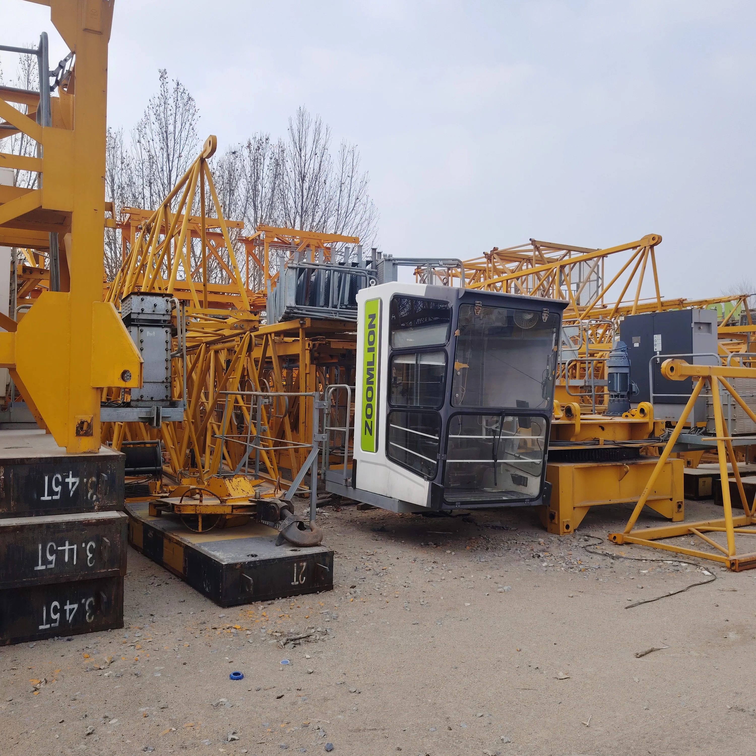 Grúa torre Zoomlion modelo 6010 usada, de cabezal plano, 6 toneladas, pluma de 60 m, motor PLC de alta eficiencia, alto momento de carga, certificación CE.