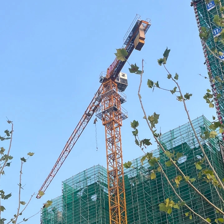 Grúa torre Zoomlion modelo 6010 usada, de cabezal plano, 6 toneladas, pluma de 60 m, motor PLC de alta eficiencia, alto momento de carga, certificación CE.